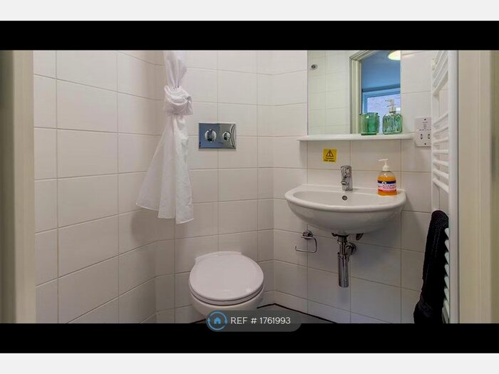 1 Bedroom Flat To Rent In De Walden Way, Bradford, BD7