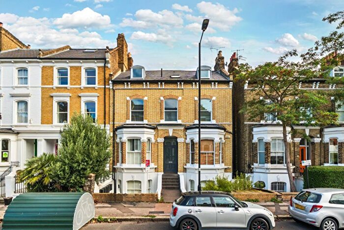 2 Bedroom Flat For Sale In Gauden Road, London, SW4