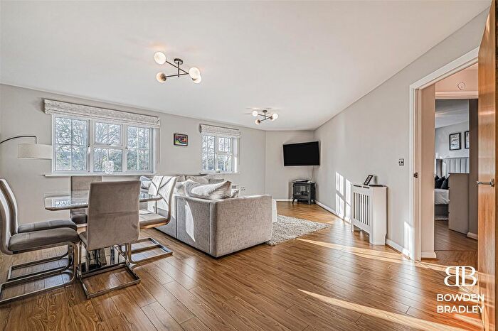 2 Bedroom Flat For Sale In Retreat Way, Chigwell, IG7