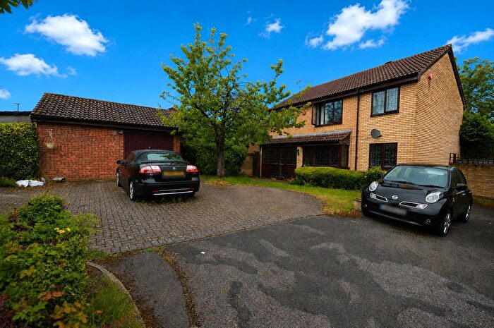 4 Bedroom Detached House For Sale In Kirby Drive, Luton, Bedfordshire, LU3