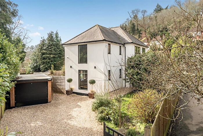 4 Bedroom Detached House For Sale In Cherry Tree Avenue, Haslemere, GU27