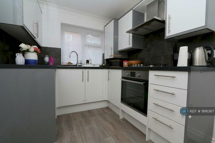 2 Bedroom Flat To Rent In Vicarage Road, London, N17