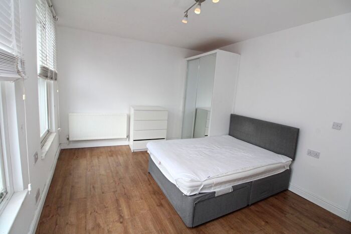 3 Bedroom Flat To Rent In Coldharbour Lane, London, SW9