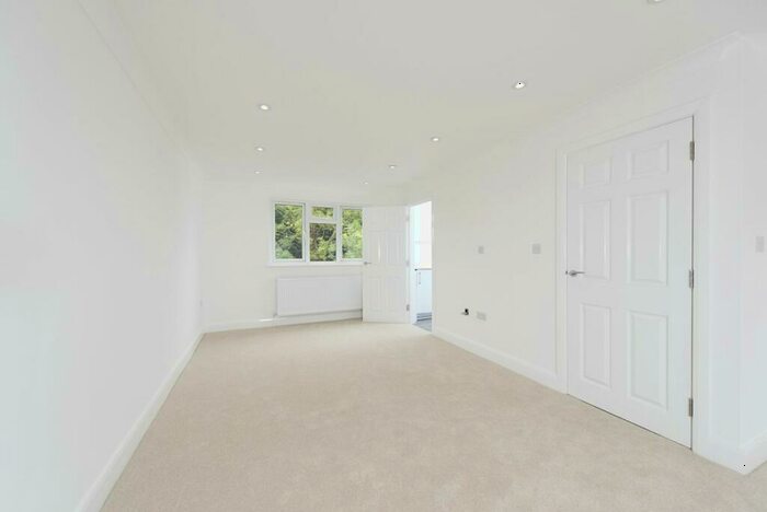 Flat To Rent In Heather Gardens, Golders Green, NW11