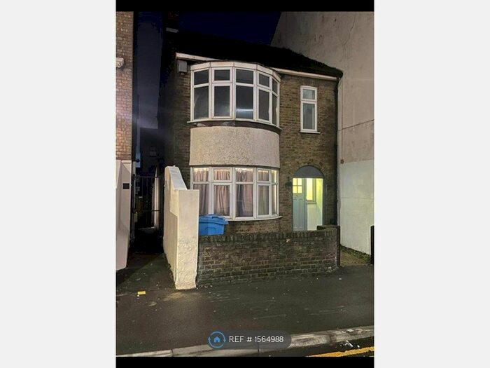 3 Bedroom Semi-Detached House To Rent In Station Street, Sittingbourne, ME10