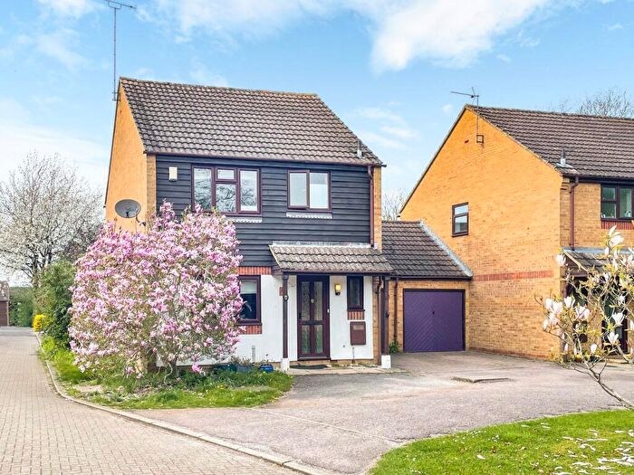 3 Bedroom Link Detached House For Sale In Lenborough Close, Buckingham, MK18