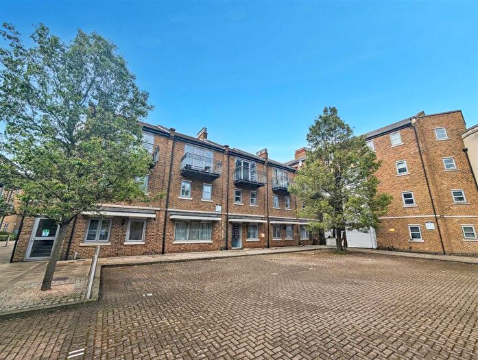 2 Bedroom Maisonette To Rent In Rotary Way, Colchester, CO3