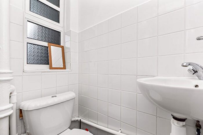 3 Bedroom Flat To Rent In Solent House, Ben Jonson Road, Stepney, E1