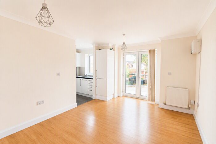 2 Bedroom Flat To Rent In Woodbury Close, Croydon, CR0