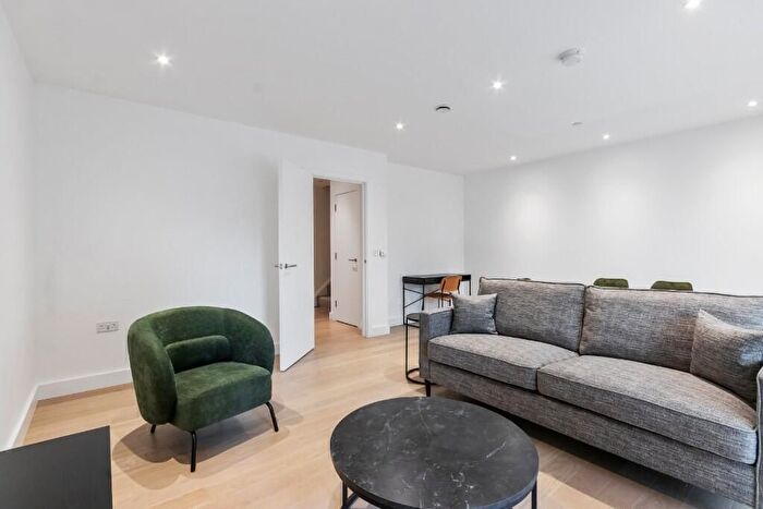 3 Bedroom Maisonette To Rent In Quest House, Cotton Street, London, E14