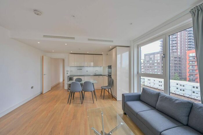 2 Bedroom Flat To Rent In Brent House, Vauxhall, London, SW8
