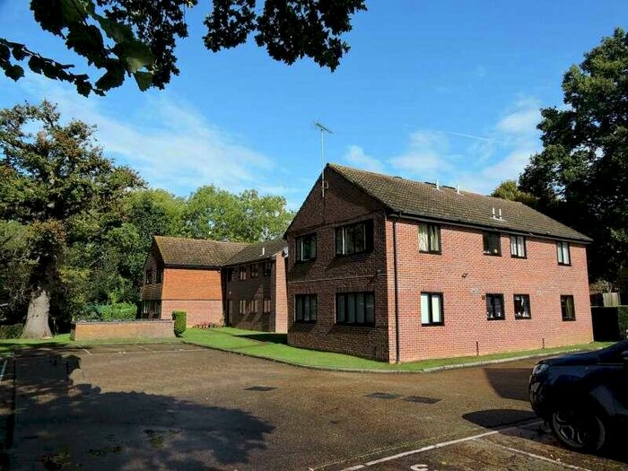 2 Bedroom Flat To Rent In Merrylands Court, Great Bookham, KT23