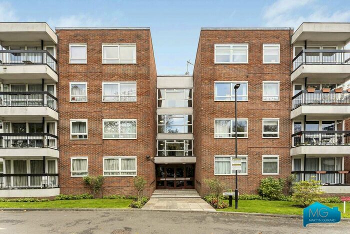 3 Bedroom Apartment To Rent In Greenacres, Hendon Lane, Finchley, London, N3