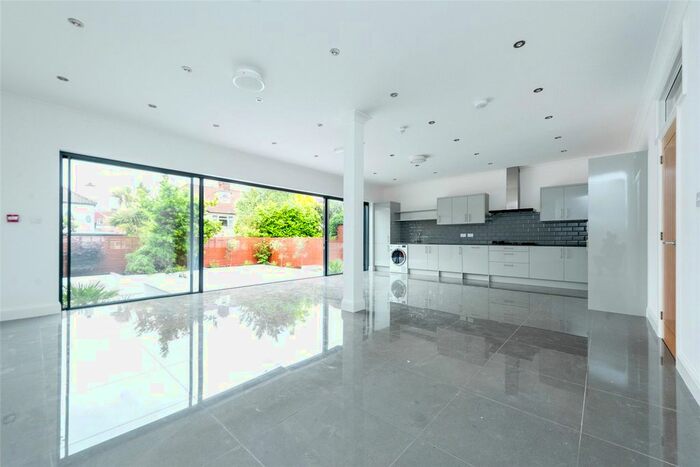 5 Bedroom Semi-Detached House To Rent In Kenneth Crescent, Willesden, London, NW2