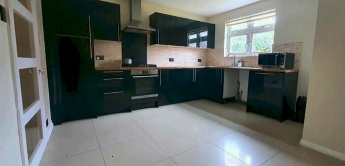 2 Bedroom Property To Rent In London Road, Langley, Slough, SL3