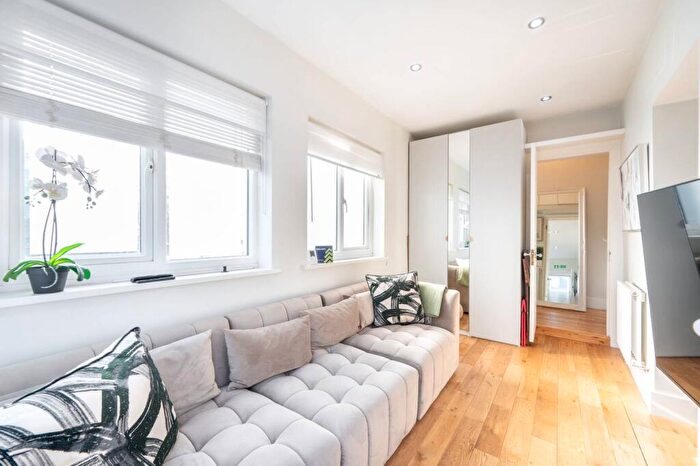 1 Bedroom Flat To Rent In Gunter Grove, Chelsea, London, SW10
