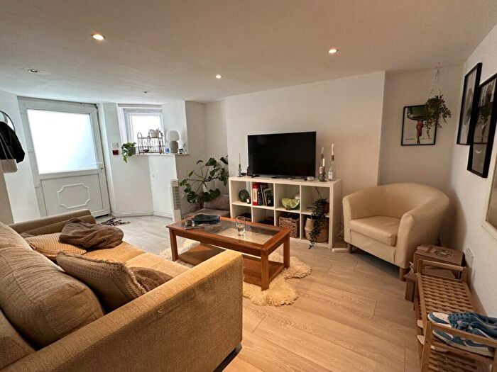 1 Bedroom Apartment To Rent In Derby Road - Fallowfield, M14