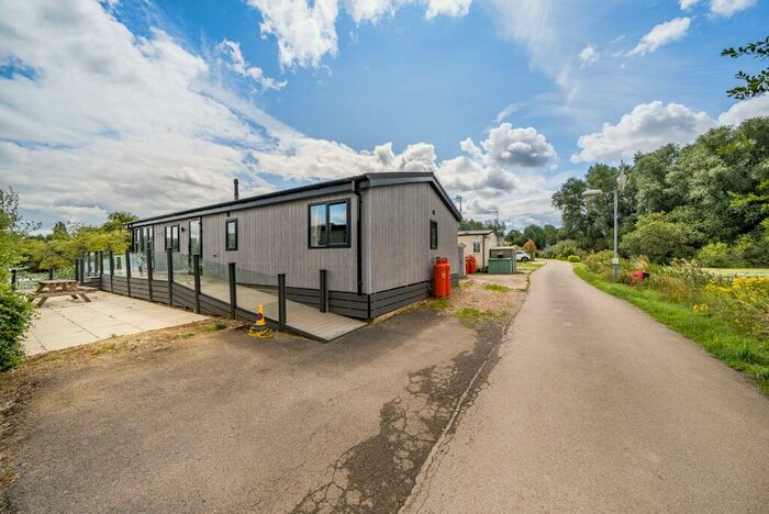 3 Bedroom Mobile Home To Rent In Goose Walk, Northampton, NN3