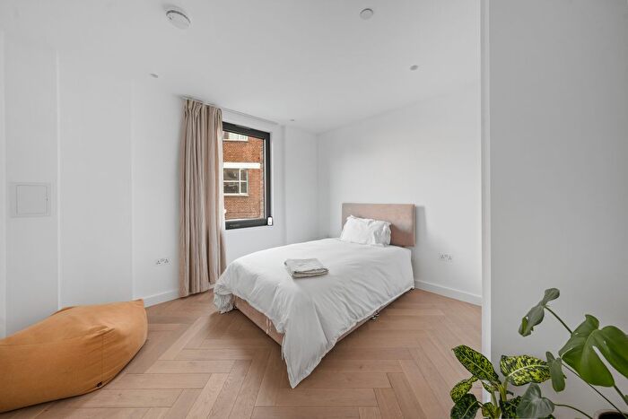 3 Bedroom Flat To Rent In Maple Path, London, E5