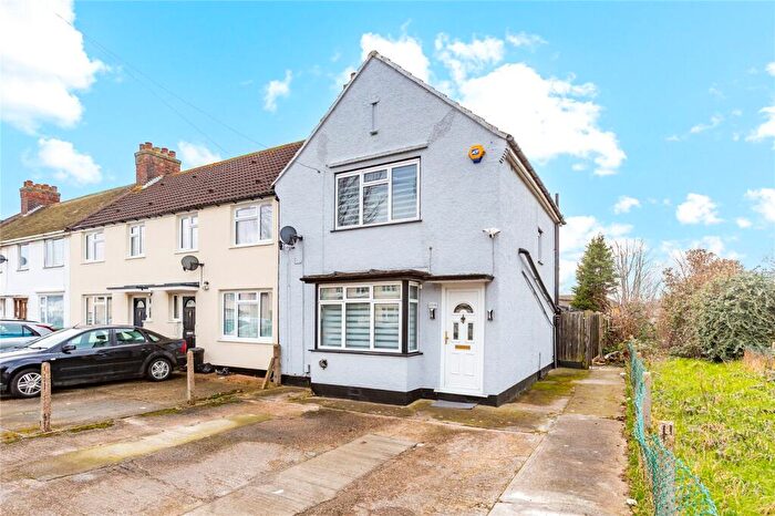 3 Bedroom End Of Terrace House For Sale In Ingrebourne Road, Rainham, RM13