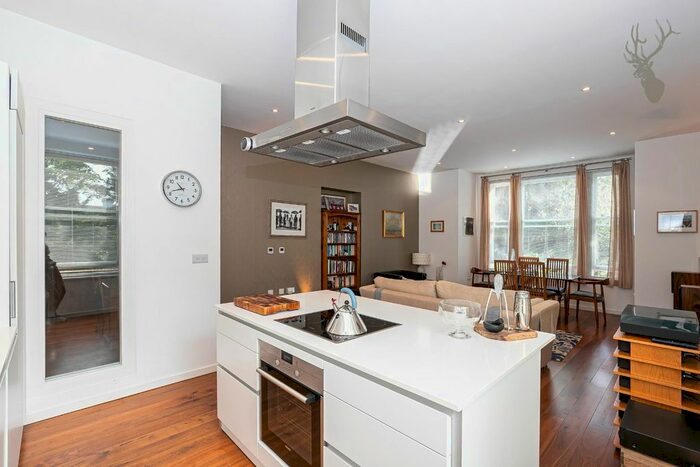 2 Bedroom Flat For Sale In Piercing Hill, Theydon Bois, Epping, CM16