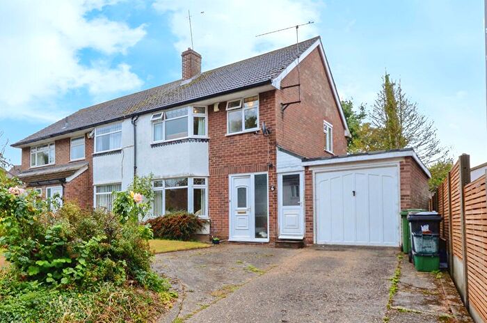 3 Bedroom Semi-Detached House For Sale In Riverford Close, Harpenden, AL5