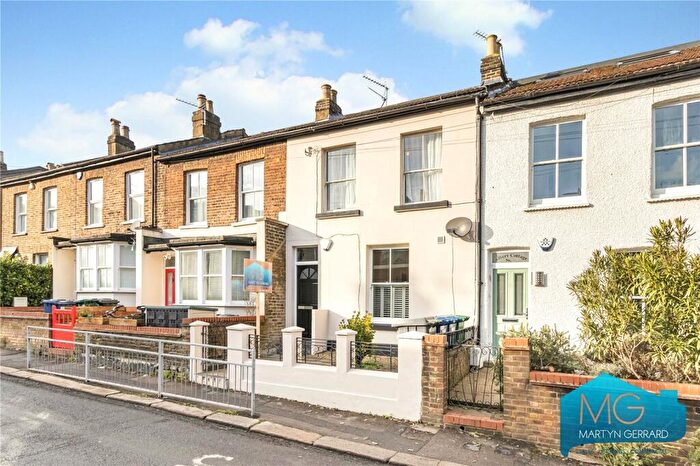 2 Bedroom Apartment For Sale In Church Lane, London, N2