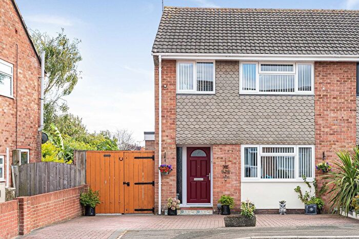 4 Bedroom Semi Detached House For Sale In Cadley Close, Swindon, SN2