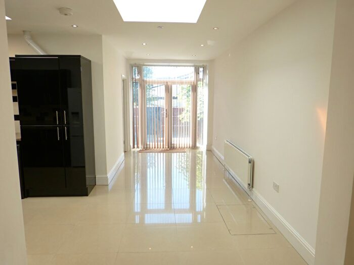 2 Bedroom Flat To Rent In Hamilton Road, London, NW11