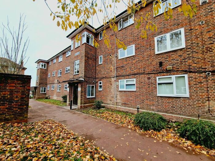 1 Bedroom Flat To Rent In Dartfields, Romford, RM3