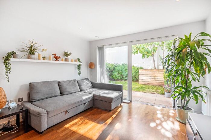 1 Bedroom Apartment For Sale In Wharf Street, London, SE8