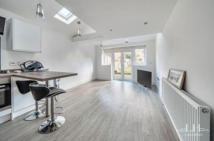 2 Bedroom Flat For Sale In Crescent Road, Brentwood, CM14