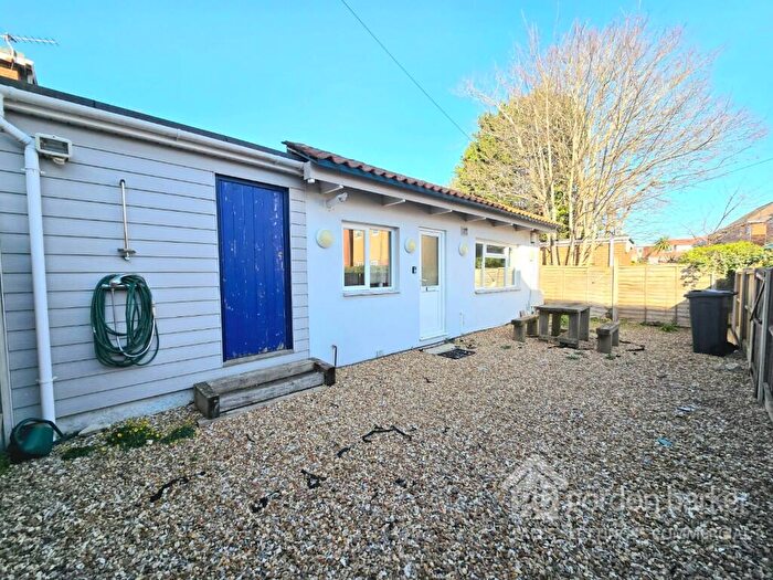 2 Bedroom Apartment To Rent In Sea Road, Bournemouth, Dorset, BH5