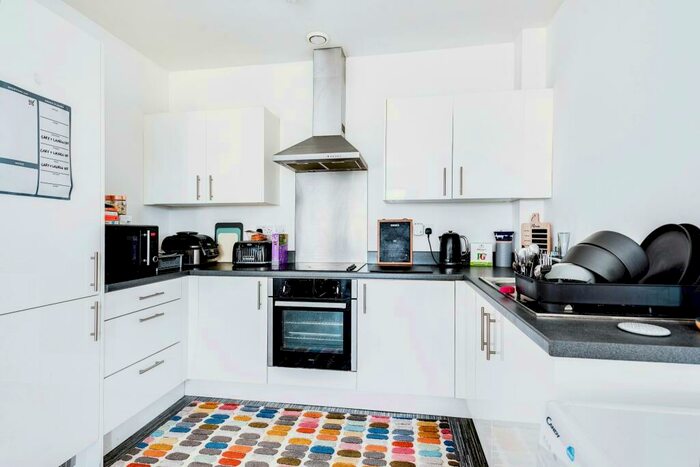 1 Bedroom Flat For Sale In Farnsby Street, Swindon, Wiltshire, SN1