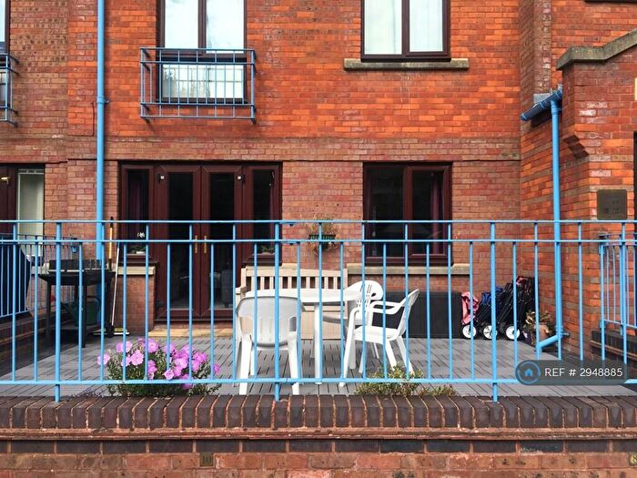 2 Bedroom Flat To Rent In Greys Court, Reading, RG1