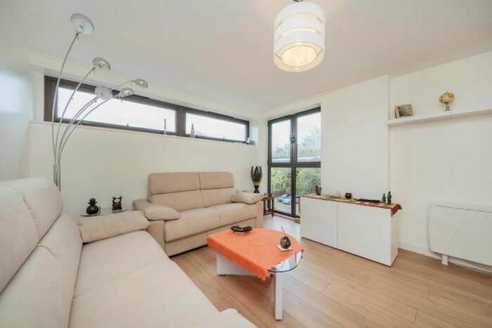 1 Bedroom Flat To Rent In Petergate, Wandsworth, SW11