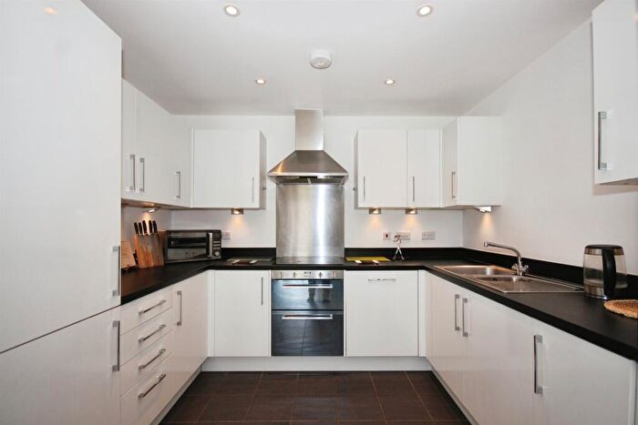 2 Bedroom Apartment For Sale In Kingfisher Close, Warwick, CV34