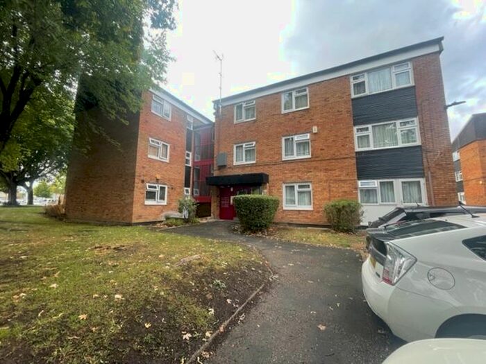 2 Bedroom Flat To Rent In Buckingham Road, Edgware, HA8
