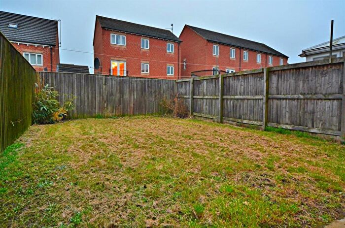 4 Bedroom Town House To Rent In Redhill Park, Hall Road, HU6