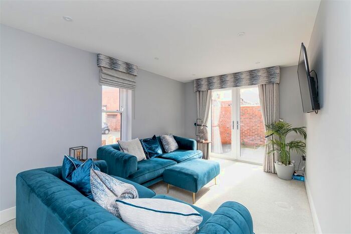 2 Bedroom Flat To Rent In West Avenue, Gosforth, Newcastle Upon Tyne, NE3