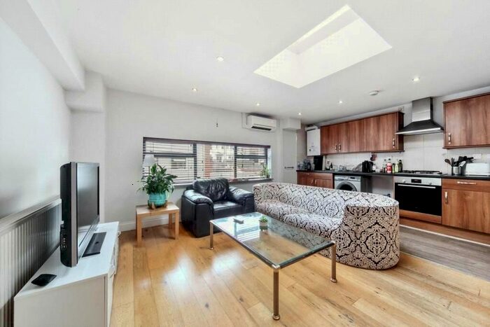 3 Bedroom Flat To Rent In Camden Road, London, N7