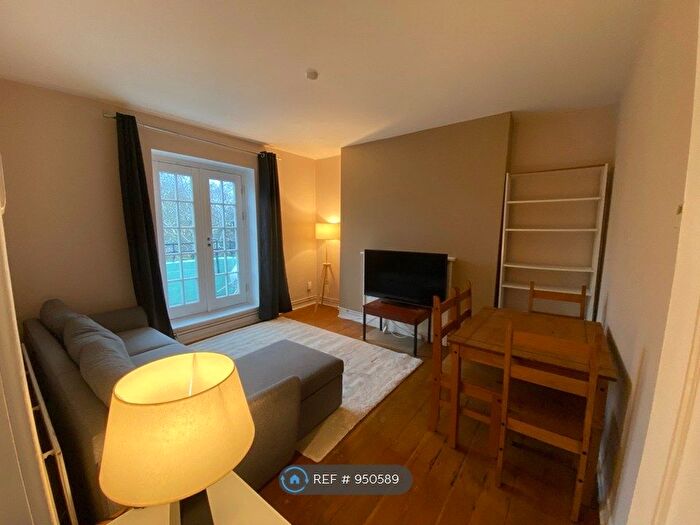 3 Bedroom Flat To Rent In Alverstone House, London, SE11