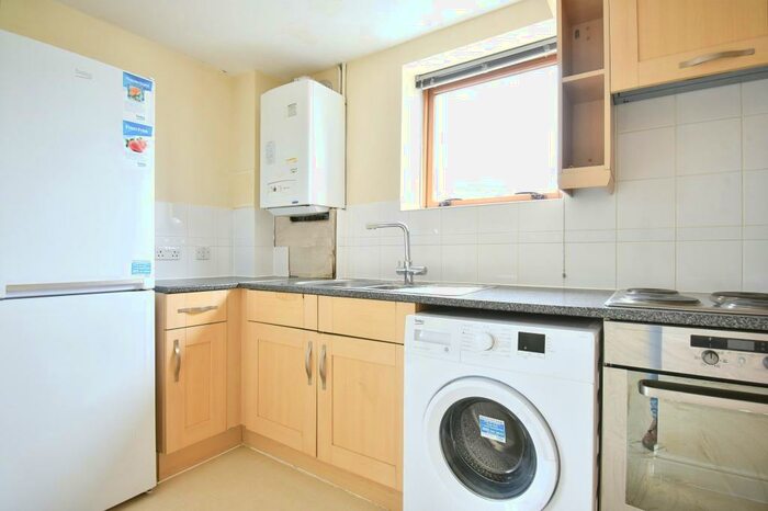 1 Bedroom Flat To Rent In Harry Close, Croydon, CR0