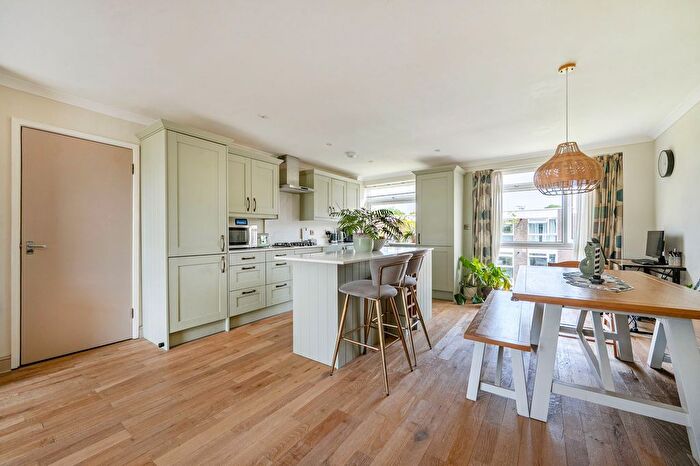 2 Bedroom Flat For Sale In Rushmead, Richmond, TW10