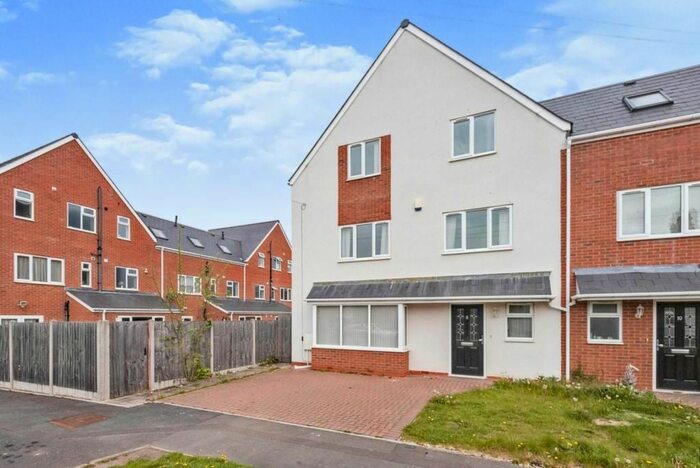 5 Bedroom End Of Terrace House To Rent In Ipstones Avenue, Birmingham, B33