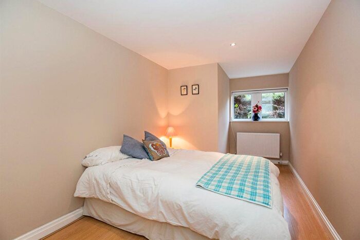 2 Bedroom Apartment To Rent In Kirkstall Lane, Leeds, LS6