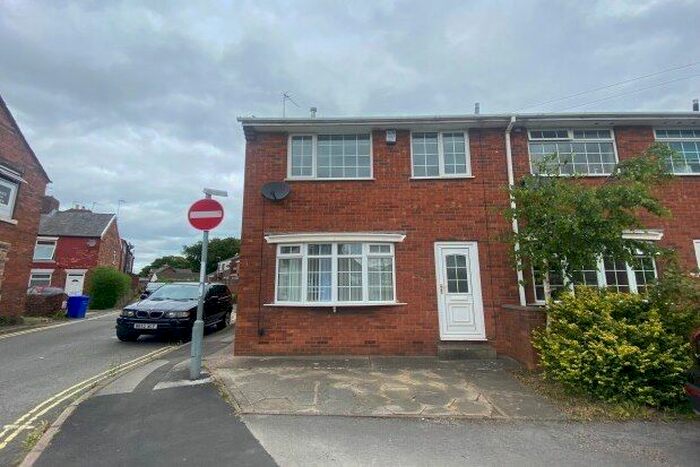 3 Bedroom Town House To Rent In Calow Lane, Chesterfield, S41