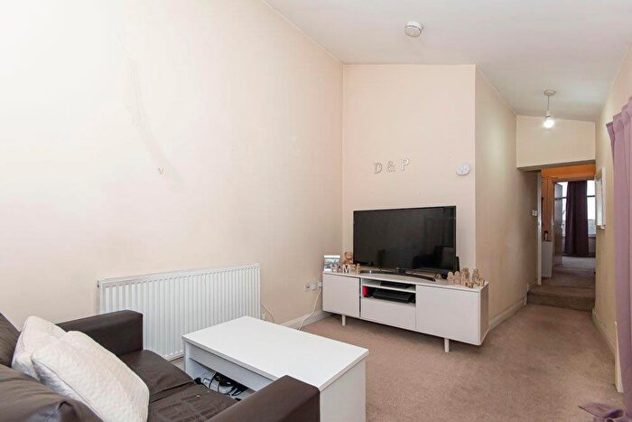 1 Bedroom Flat To Rent In Lavender Hill, Battersea, SW11