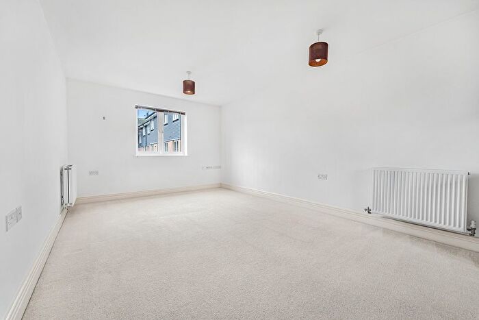 1 Bedroom Flat To Rent In Bowes Road, Staines, TW18