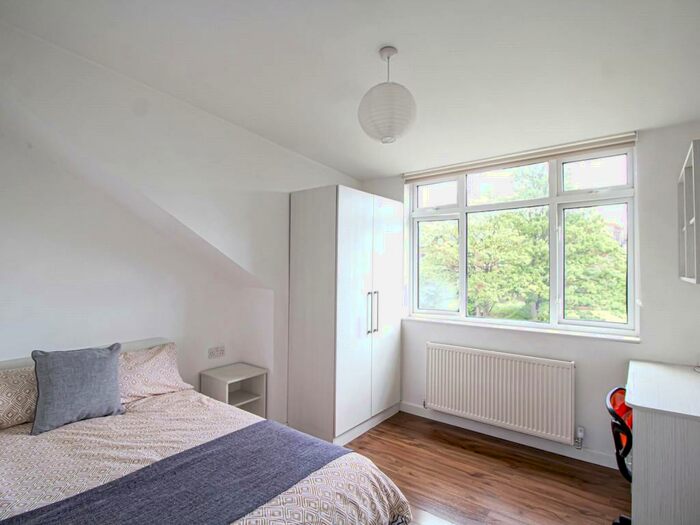 2 Bedroom Apartment To Rent In Belle Vue Road, Leeds, West Yorkshire, LS3